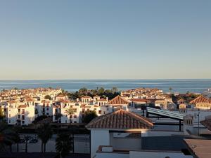 uitzicht op een stad met de oceaan op de achtergrond bij Apartamento playas de Vera con vistas al mar in Vera