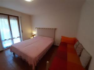 リモーネ・ピエモンテにあるAppartamento Le Colombeの小さなベッドルーム(ベッド1台、窓付)