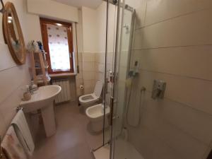 リモーネ・ピエモンテにあるAppartamento Le Colombeのバスルーム(シャワー、トイレ、シンク付)