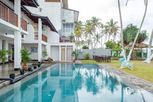 eine Villa mit einem Pool in einem Resort in der Unterkunft Shavara Beach in Ahangama