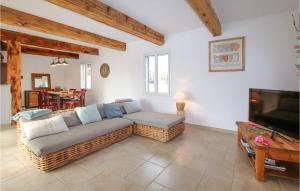 Μια τηλεόραση ή/και κέντρο ψυχαγωγίας στο Lovely Home In Pourrières