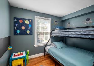Colorful, Comfy & Modern - Close to NYC - Parking! في Mount Vernon: غرفة نوم للأطفال مع سرير بطابقين ونافذة