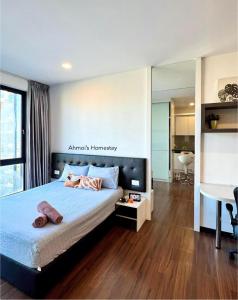 1 dormitorio con 1 cama con 2 almohadas en Silk Sky Residence, Pool View, High Speed Wi-Fi, TVBox, C180, Cheras, C180, Aeon Cheras Selatan, Balakong, en Seri Kembangan