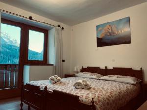 サン・ピエトロ・ディ・カドーレにあるCasa Vacanze Cesco Resiaのベッドルーム1室(ベッド1台付)が備わります。