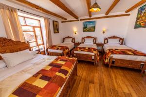 Amaru Inca tesisinde bir odada yatak veya yataklar