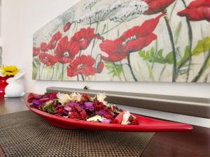 une assiette rouge avec une salade sur une table dans l'établissement Ntoliwa Bed and Breakfast, à Suits Me