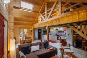 a living room with a couch and a loft at Spacious Log Cabin with Parking near Cambridge in Cambridge