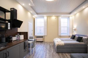 - une chambre avec un lit et un bureau dans l'établissement GrigorasNCo Studio Apartments, à Budapest