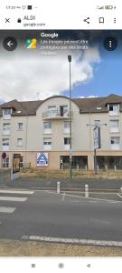 una imagen de un edificio al lado de una calle en Appart. sur Caen avec Garage et Wifi. en Caen