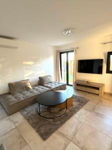 sala de estar con sofá y mesa de centro en Magnifique Villa « Le Rocher de Noha »Côte d’Azur, en Vence