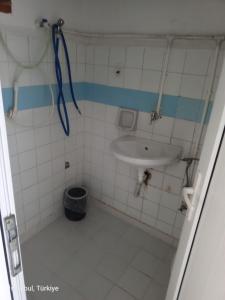 een badkamer met een wastafel en een douche bij Deniz Yıldızı Apart in Marmaraereglisi