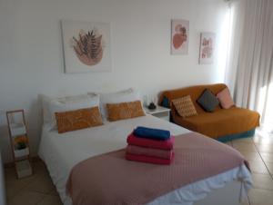 ein Schlafzimmer mit einem Bett und einem Sofa in der Unterkunft Apartamento Te Miti in Puerto del Carmen