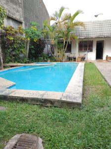 una piscina en el patio de una casa en Departamento Planta Baja. Centro. Pileta en Formosa