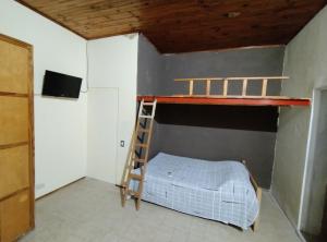 1 dormitorio con litera y escalera en Departamento Planta Baja. Centro. Pileta en Formosa