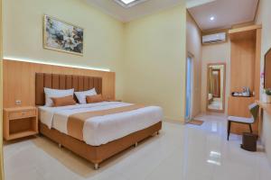 a bedroom with a large bed in a room at The Horizontal Hotel Pacitan in Pacitan