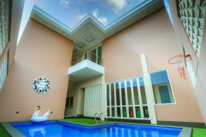 Bazen u ili blizu objekta The Horizontal Hotel Pacitan