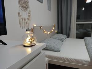 ein Schlafzimmer mit 2 Betten und einem Glas mit Beleuchtung in der Unterkunft Apartmán Brno-Bystrc in Brünn