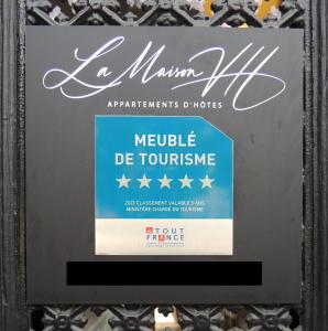 Una señal de un apartmento manzanita deporta con estrellas en La Maison V.H., Appartements d'Hôtes, en Troyes