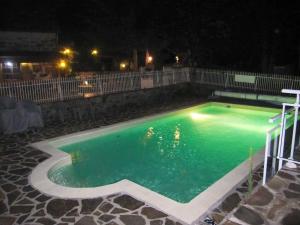 - une piscine vide la nuit dans l'établissement Bungalow de 3 chambres avec piscine partagee jardin amenage et wifi a Argences en Aubrac, à Banes