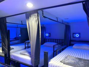 Łóżko lub łóżka w pokoju w obiekcie LONGDOO Hostel