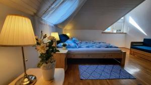 sypialnia z łóżkiem, lampką i kanapą w obiekcie Biker Holiday Home w mieście Balatonakarattya