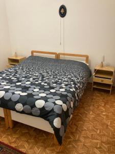 una camera da letto con un letto con un piumone bianco e nero di Casa di Paolo a Castrocaro Terme