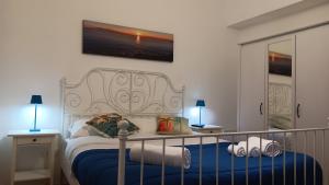 ein Schlafzimmer mit einem Bett, zwei Lampen und einem Spiegel in der Unterkunft DIMORA DANICLA in Neapel
