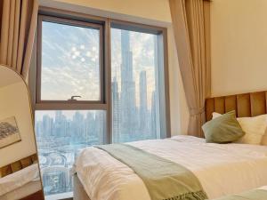 una camera da letto con una grande finestra con vista sulla città di Downtown, Burj Khalifa Views, Dubai Mall Connected a Dubai