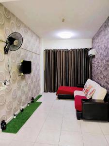 sala de estar con sofá rojo y ventana en Georgetown Penang 2 Bedroom 1-4pax Nice en Jelutong