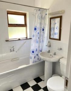 The Robins Rest في كيلارني: حمام مع حوض ومرحاض وحوض استحمام