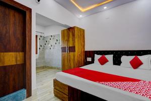 a bedroom with a large bed and a shower at Oxygen in Rānchī