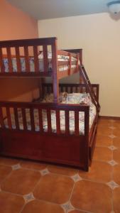 2 stapelbedden in een kamer met een tegelvloer bij El Castillo de Piedra in San Miguel