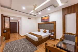 een hotelkamer met een bed en een tafel bij Stone Wood Mountain Resort, Dharamshala in Dharamshala