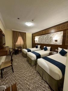 Postel nebo postele na pokoji v ubytování Abraj Al Tayseer Tuwa Hotel