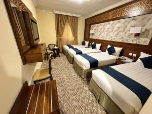 Postel nebo postele na pokoji v ubytování Abraj Al Tayseer Tuwa Hotel