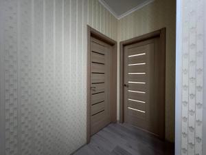 un pasillo vacío con dos puertas en una habitación en Comfort Town, en Kiev