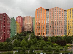 un grupo de edificios altos en una ciudad en Comfort Town, en Kiev