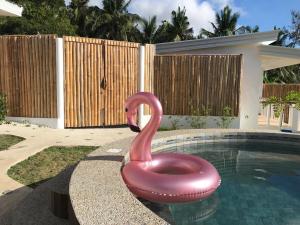una silla de cisne rosa sentada en una piscina en Kalipay Bungalows Alcoy, en Alcoy