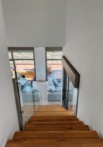 een trap naar een woonkamer met een bank bij הקומה ה 16 POOL PENTHAUSE in H̱adera
