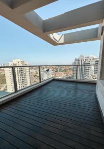 een uitzicht vanaf het dak van een gebouw bij הקומה ה 16 POOL PENTHAUSE in H̱adera