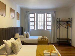 um quarto de hotel com duas camas e uma janela em Katari at Plaza de Armas Cusco em Cusco