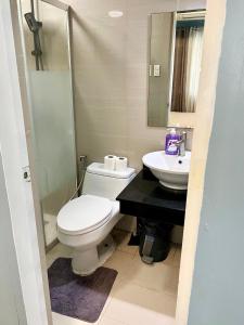 łazienka z toaletą i umywalką w obiekcie Fort Bonifacio BGC condo w mieście Manila
