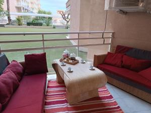 a living room with a couch and a coffee table at Playa Cannet del Berenguer 7 pers piscina tennis in Canet de Berenguer