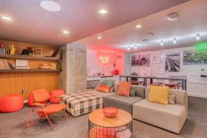 Posezení v ubytování Kendall Sq Studio w Gym WD by MIT MGH River BOS-67