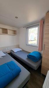 En eller flere senger på et rom på 490 Emplacement luxe aux Dunes de Contis 3*