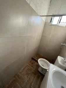 une salle de bains avec toilettes et lavabo dans l'établissement Casita sencilla a cuatro cuadras del mar, à La Aguada