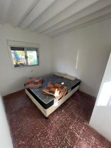 une chambre avec un lit dans le coin d'une pièce dans l'établissement Casita sencilla a cuatro cuadras del mar, à La Aguada