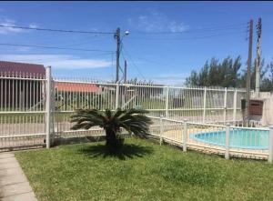 Ảnh trong thư viện ảnh của Casa com piscina foi toda reformada venha conferir ở Tramandaí