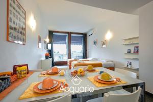 Acquario Suites في جينوا: غرفة معيشة مع طاولة وأريكة