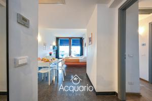 widok na salon i jadalnię ze stołem w obiekcie Acquario Suites w Genui